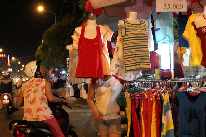 Chợ quần áo trên cây ở Sài Gòn