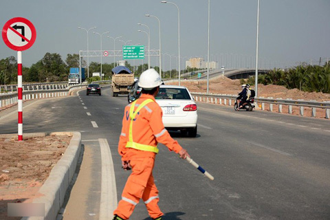 Xe máy phớt lờ biển cấm trên cao tốc tỷ đô