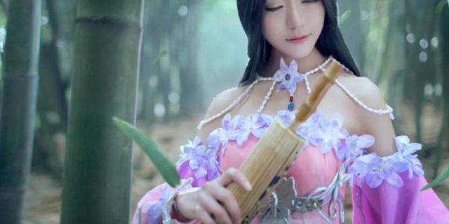 Nữ game thủ Thiên Nhai Minh Nguyệt Đao múa kiếm trong rừng trúc