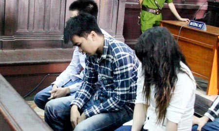 Bênh bạn trai, thiếu nữ 17 tuổi giết người trên phố