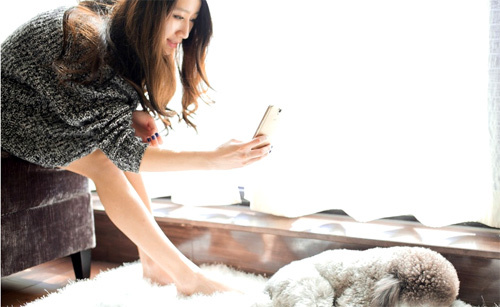 Kiều nữ mê mải với smartphone và thú cưng