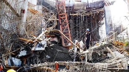 Sập nhà máy ở Bangladesh, hơn 100 người bị chôn vùi