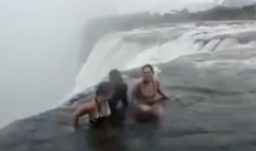 10 clip 'nóng': Kiều nữ mạo hiểm tắm ở đỉnh thác