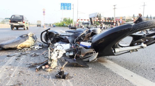 Thoát chết dưới gầm xe tải, thanh niên bỏ luôn xe máy