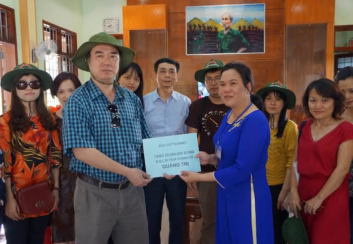 Trao 20 triệu  ủng hộ Ban quản lý di tích Thành cổ Quảng Trị