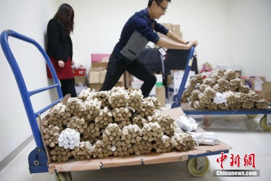 Chở 6 tạ tiền xu đi mua nhà mới