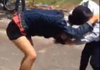 Hai thiếu nữ đánh nhau ‘tay bo’, ngất xỉu giữa đường