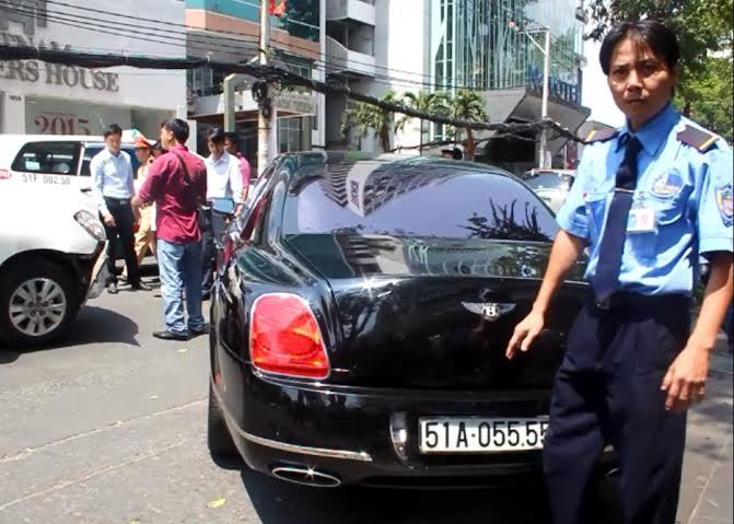 Siêu xe Bentley 10 tỷ gặp nạn giữa Sài Gòn