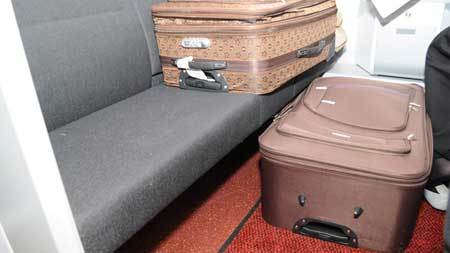 Bắt quả tang chồng nhét vợ trong vali