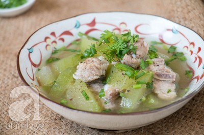 Canh bí nấu sườn ngọt lành thanh mát cho ngày nắng lên