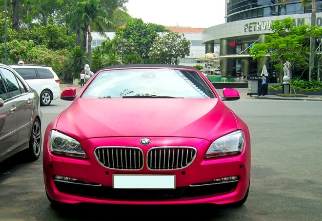 Xe mui trần màu hồng hàng độc của thiếu gia nổi tiếng Sài Gòn