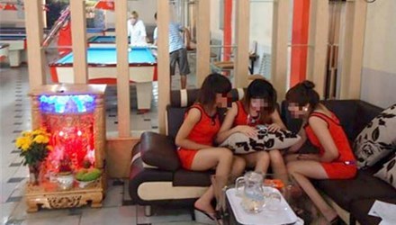 Kiều nữ bôi lơ và cám dỗ sau đường cơ
