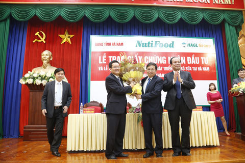 Bầu Đức cùng NutiFood ra Hà Nam nuôi bò