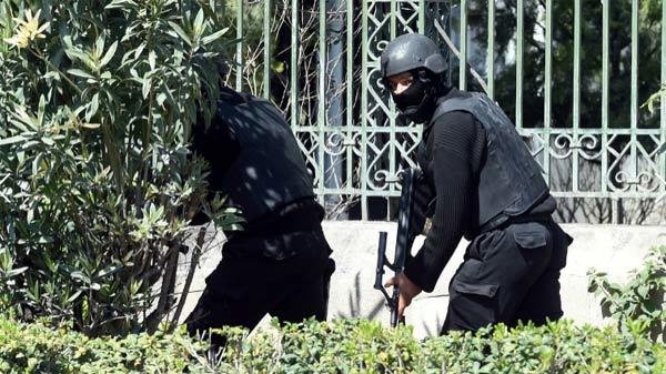 Ba nghi phạm vụ khủng bố Tunisia vẫn