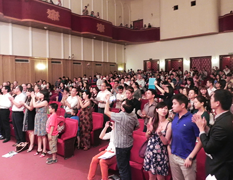 Khán giả phấn khích khi nghe nghệ sĩ Mỹ hát dân ca Việt