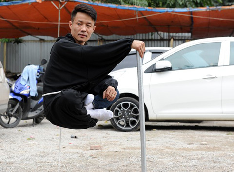 Ông chủ bãi ôtô ở Hà Nội độn thổ, ngồi lơ lửng trên không