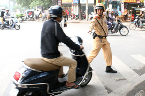 Cảnh sát giao thông có quyền dừng xe lỗi không gương?