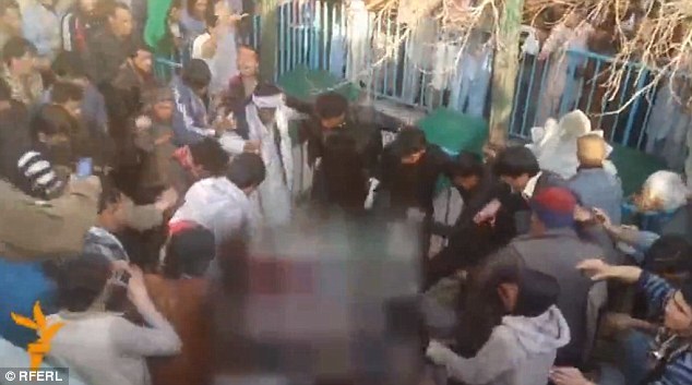 Đốt kinh Koran, thiếu nữ bị đánh đến chết
