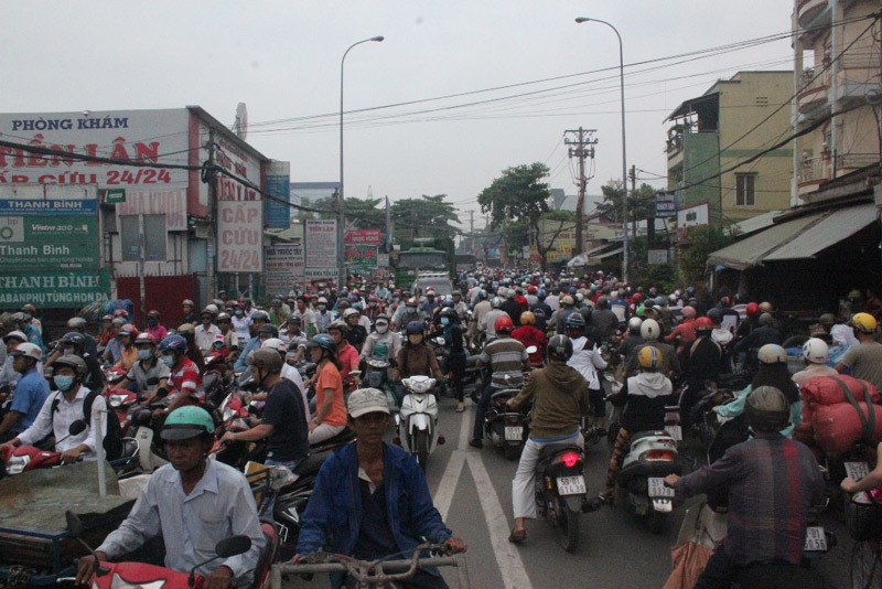 TP.HCM: Giao thông hỗn loạn vì QL1 tê liệt 5km