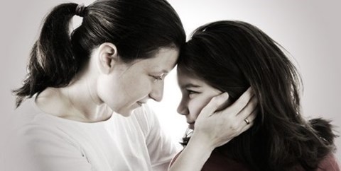 Mẹ đơn thân dạy con coi bố như kẻ thù