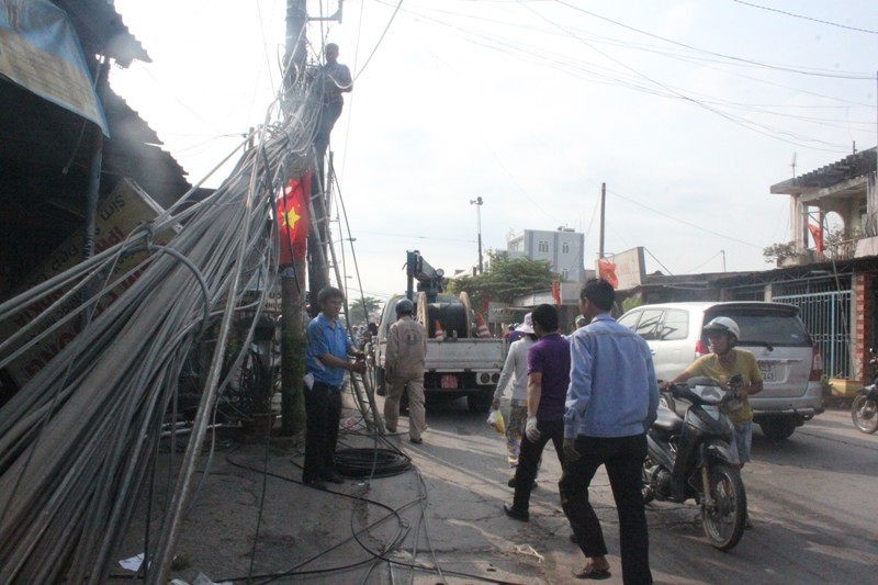 Dân tháo chạy trong đêm vì cột điện cháy, đổ ngã