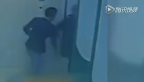 Cô gái bị đâm liên tiếp tại cây ATM