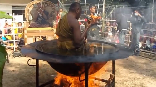 Nhà sư ngồi thiền trong chảo dầu sôi