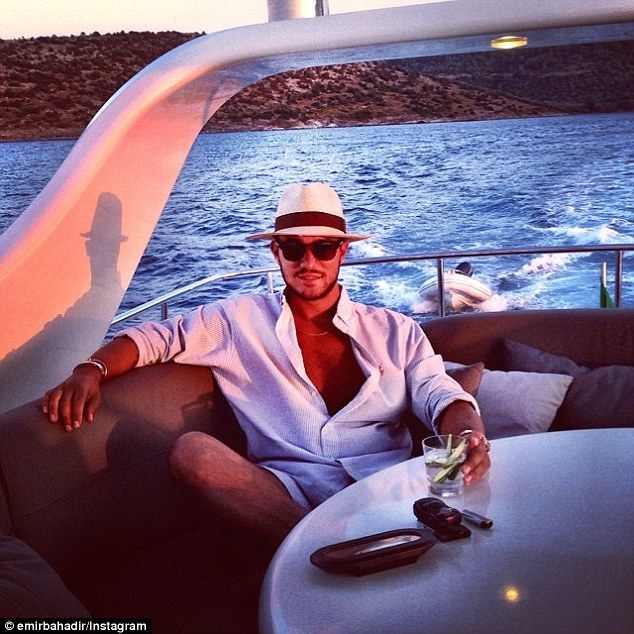 “Hội con nhà giàu” giải thích lý do thích khỏe ảnh sang chảnh