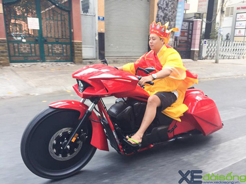 ‘Đường Tăng’ lái Honda Fury độ trống đồng ở Sài Gòn