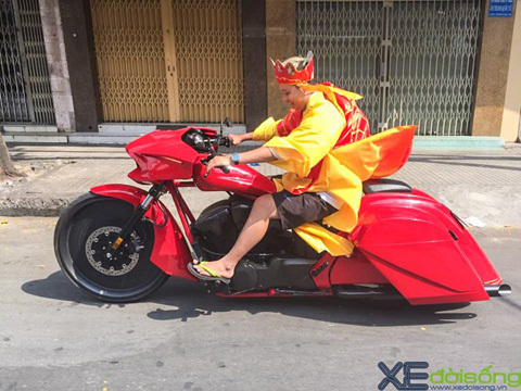 ‘Đường Tăng’ lái Honda Fury độ trống đồng ở Sài Gòn