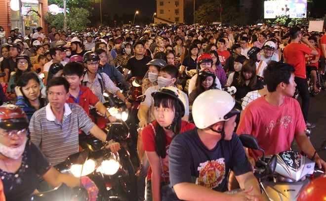 Sài Gòn: Hàng nghìn người xếp hàng nhận đồ ăn nhanh miễn phí