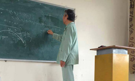 SV Bách khoa xúc động với thầy giáo mặc áo bệnh nhân đứng lớp