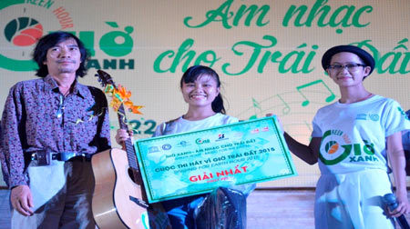 Lê Cát Trong Lý guitars mộc cùng 1000 bạn trẻ vì môi trường