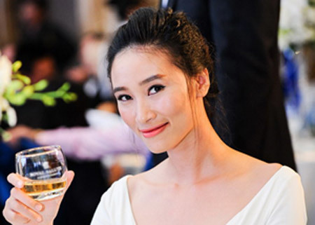 Huyền Trang Next top Model trẻ trung đi xem thể thao
