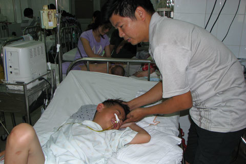 Cha mẹ ở trọ làm thuê, con bệnh nặng