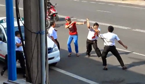 Đang ăn sáng, người đàn ông bị đâm chết