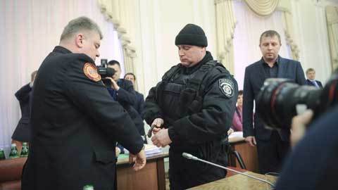 Ukraina bắt quan chức trên truyền hình trực tiếp