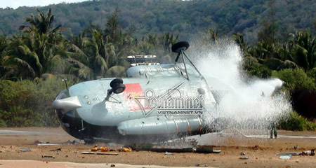 Máy bay rơi và gãy đôi ở Bình Thuận