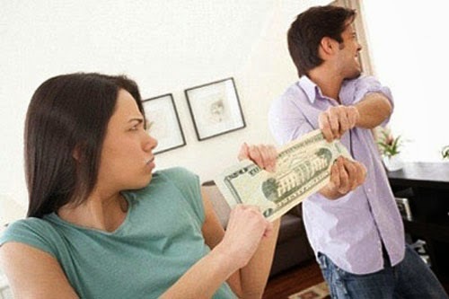 Hôn nhân tan vỡ chỉ vì để vợ cầm hết tiền