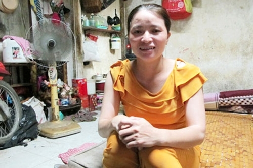 Vợ chồng ve chai trước thời điểm quyết định được nhận 5 triệu Yên