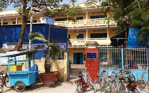 khóa cửa lớp, đánh bạn chảy máu miệng