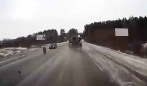 Lốp xe tải bay đập nát đầu ô tô ngược chiều