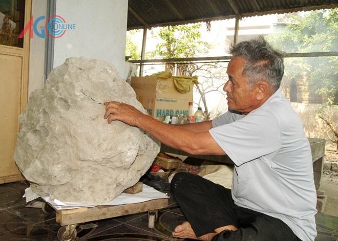 Hòn đá thơm kỳ lạ của lão nông An Giang