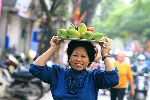 Giữa Thủ đô, dân bày lễ cúng ngoài đường xin lộc