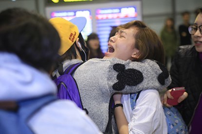 Nóng trong tuần: Fan cuồng khóc ngất khi gặp sao Hàn