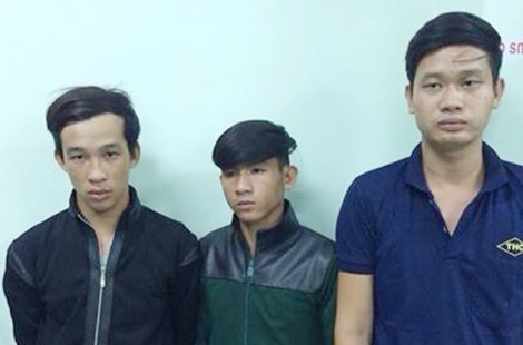 Đụng bạn gái 'thiếu gia', 2 thanh niên bị chém gục