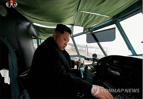 Kim Jong Un đích thân lái thử máy bay Triều Tiên