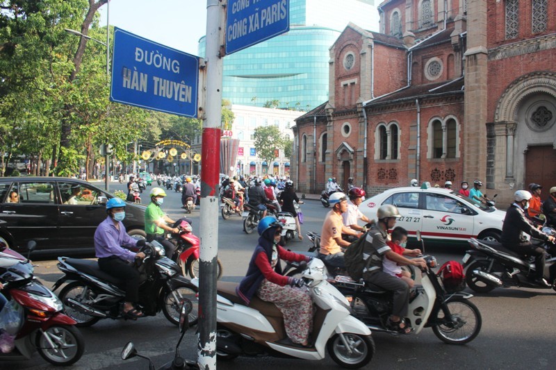 Cấm đường ở trung tâm Sài Gòn, giao thông ùn ứ