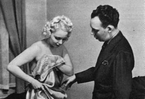 Trường dạy phụ nữ cách cởi đồ quyến rũ chồng