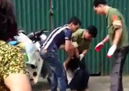 Khống chế cô gái cầm kim tiêm chống trả lực lượng chức năng